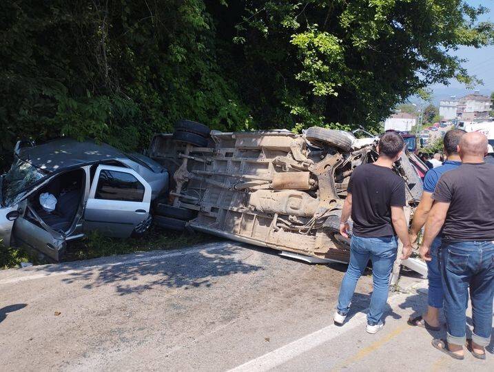 Fındık işçilerini taşıyan minibüs otomobille çarpıştı: 3’ü ağır 17 yaralı