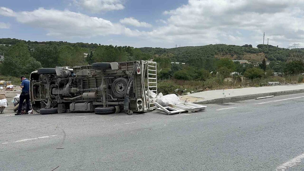 Arnavutköy’deki kazada 2 kişi yaralandı: İlk müdahaleyi eğitime giden arama kurtarma ekibi yaptı