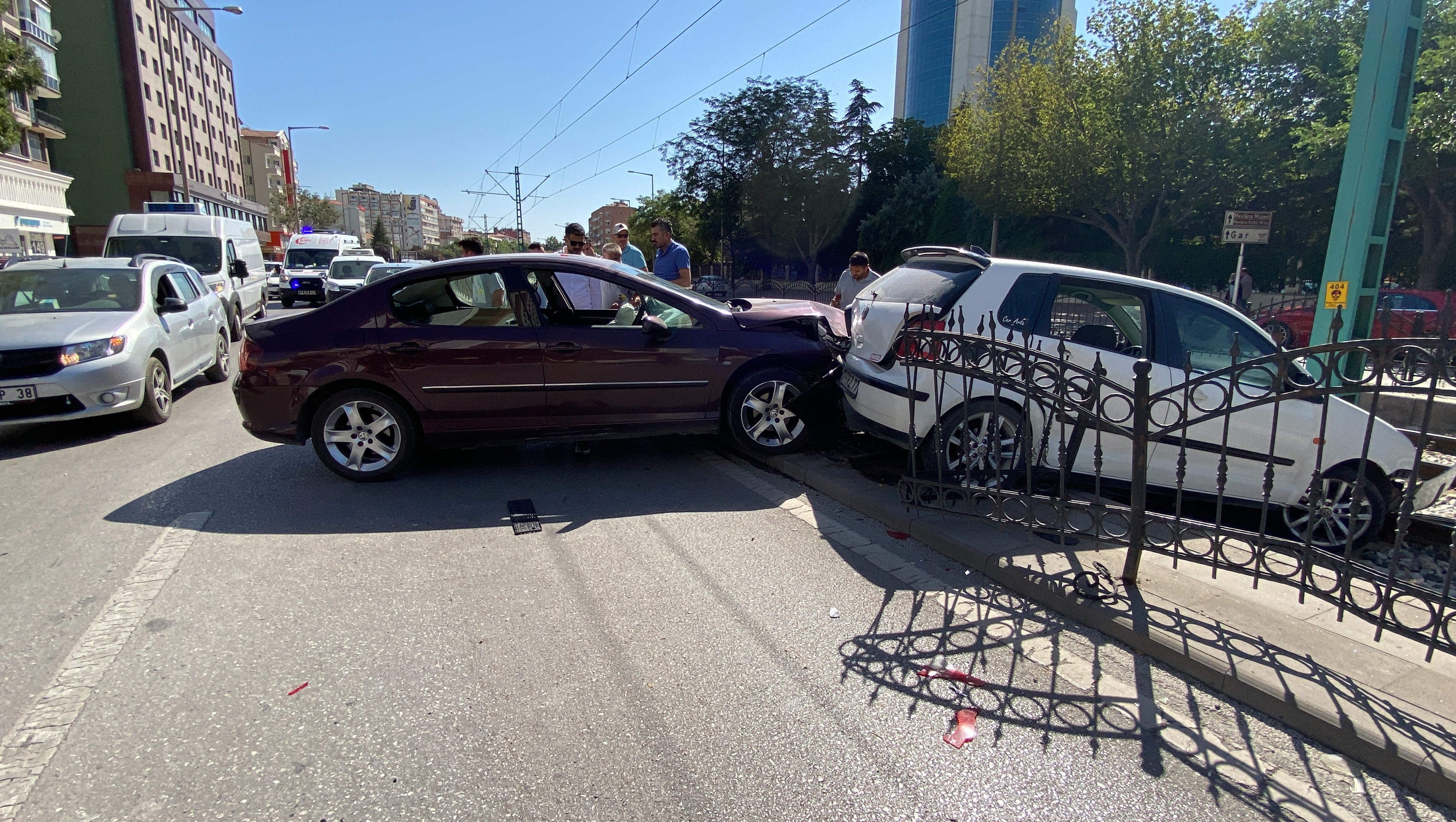 Konya'da kaza yapan otomobillerden biri tramvay yoluna düştü: 2 yaralı