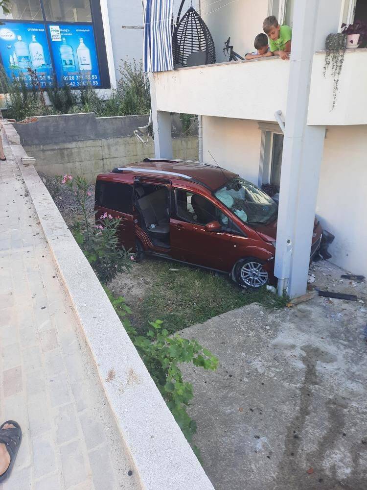 Kontrolden çıkan kamyonet binaya çarptı