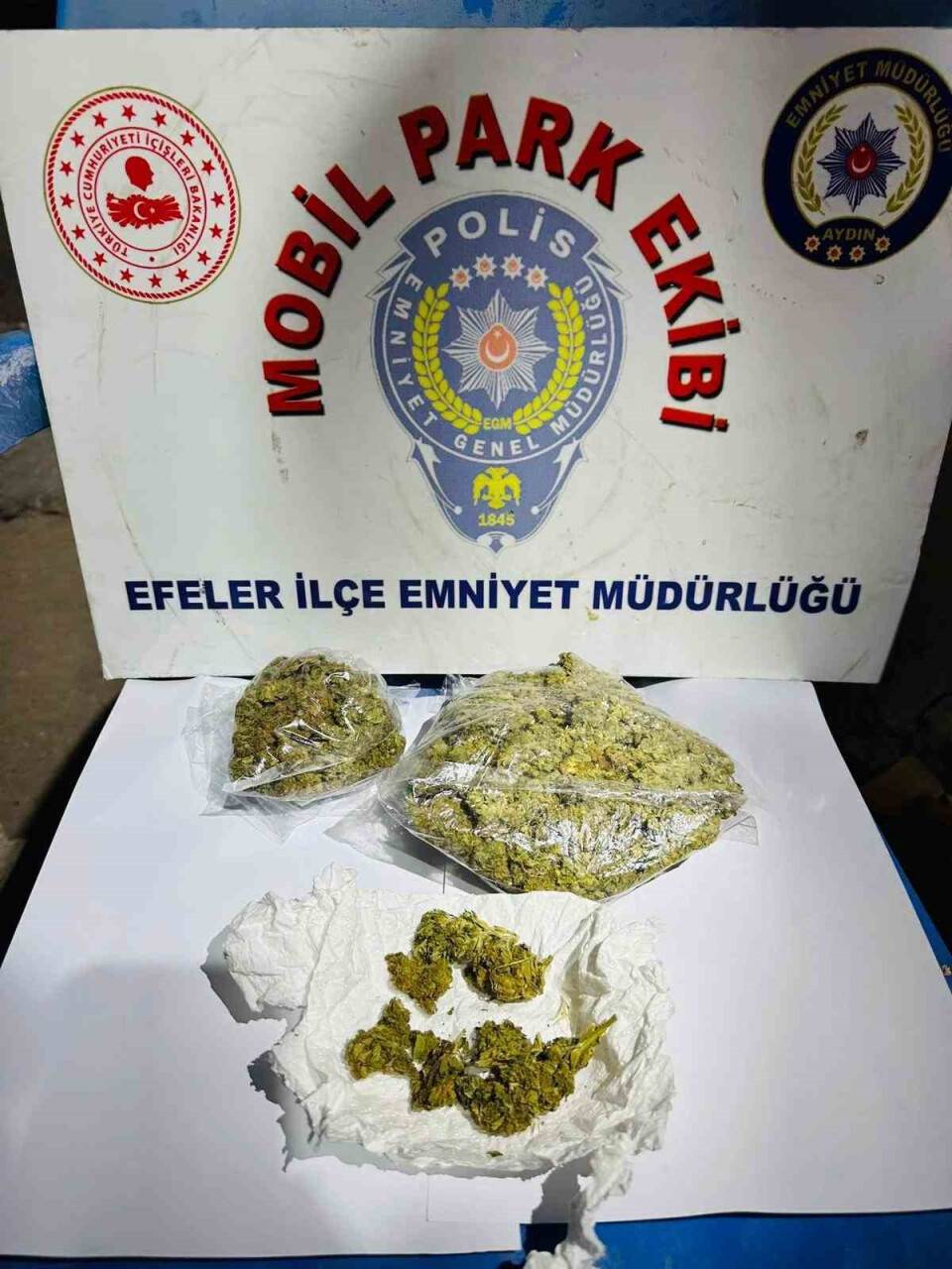 Uyuşturucu dolu poşetten kurtulmaya çalıştılar