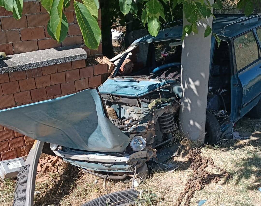 Duvara, ardından aydınlatma direğine çarptı: 1 ölü