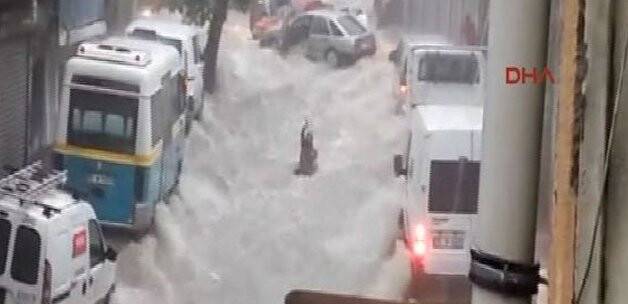 İzmir’de sel can aldı! VİDEO