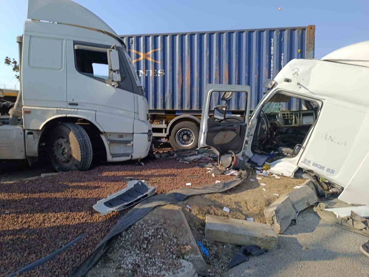 Tırların çarpışması sonucu 1 kişi yaralandı