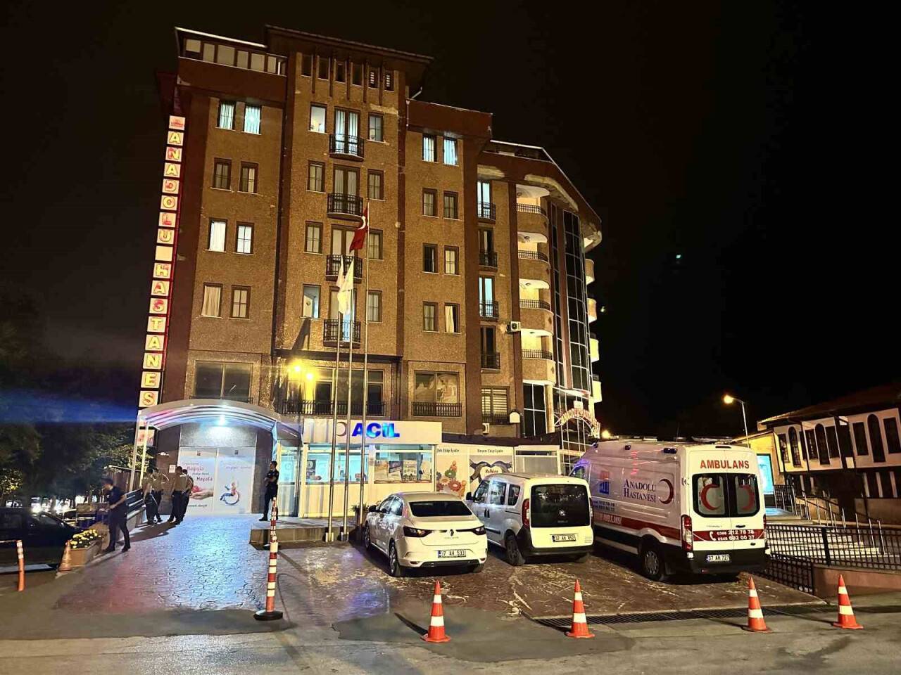 Önce eşini, sonra iki polis memurunu yaraladı