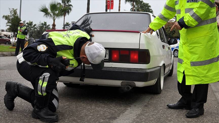 Önce arabaları sonra kendileri bağırdı, 187 sürücüye 759 bin 968 lira ceza