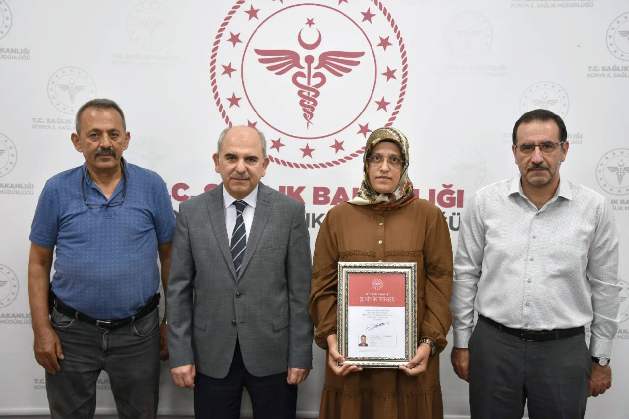 Konya'da görevi başında şehit olan sağlık çalışanının eşine  ‘Şehitlik Belgesi’ verildi