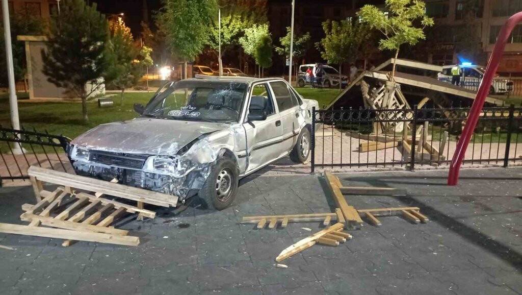 Konya'da kontrolden çıkan otomonil parka daldı