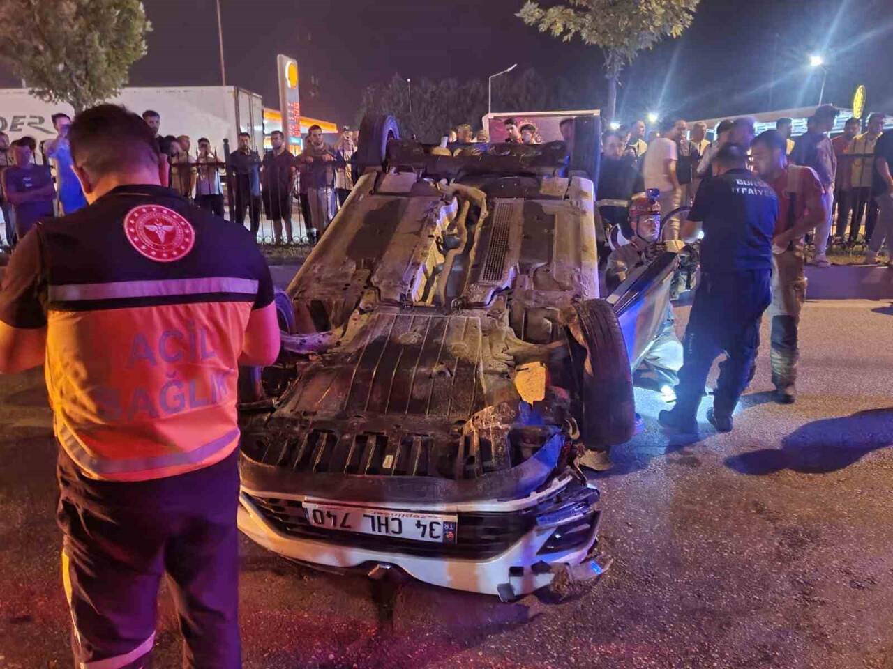 Makas atan araç takla attı