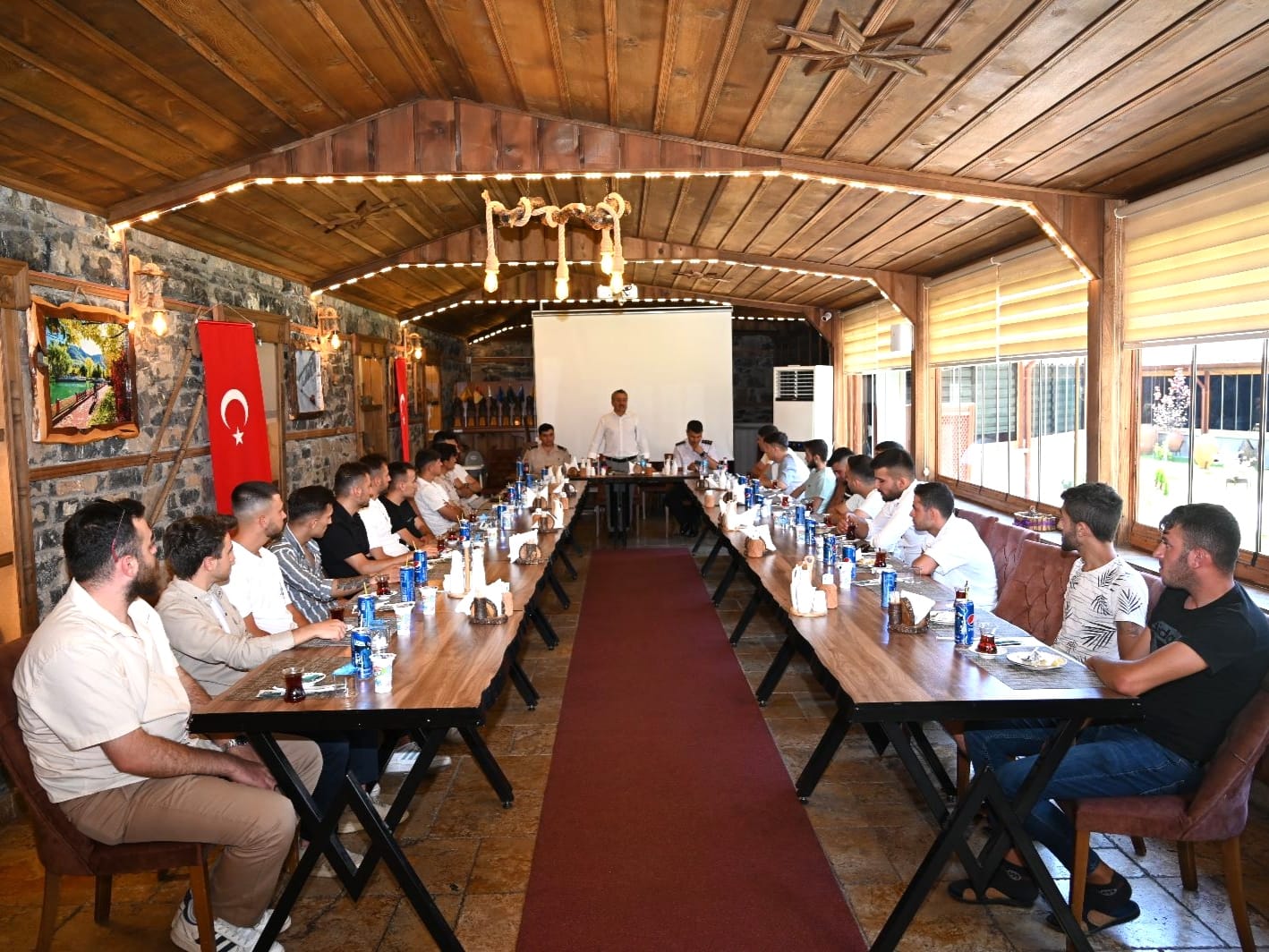 'Belediye Başkanı' asker adayları ile yemek yedi