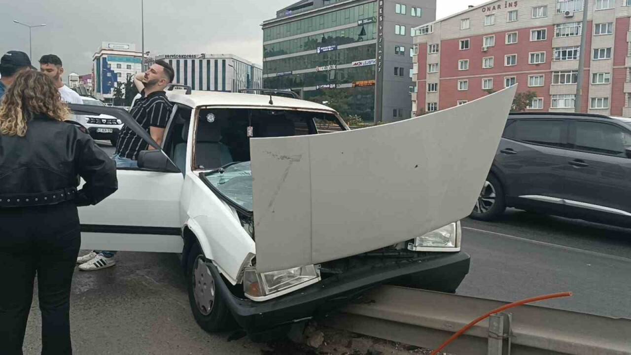 Otomobil bariyerlere çarptı