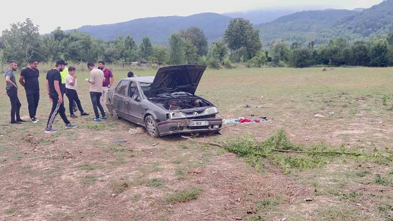 Hatalı sollama yapan sürücü boş araziye uçtu