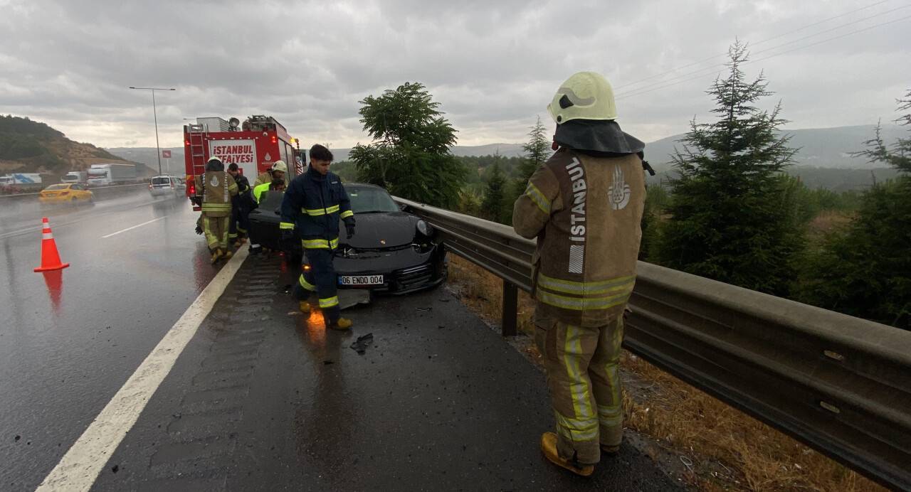 Milyonluk spor araba ile bariyerlere çarptı