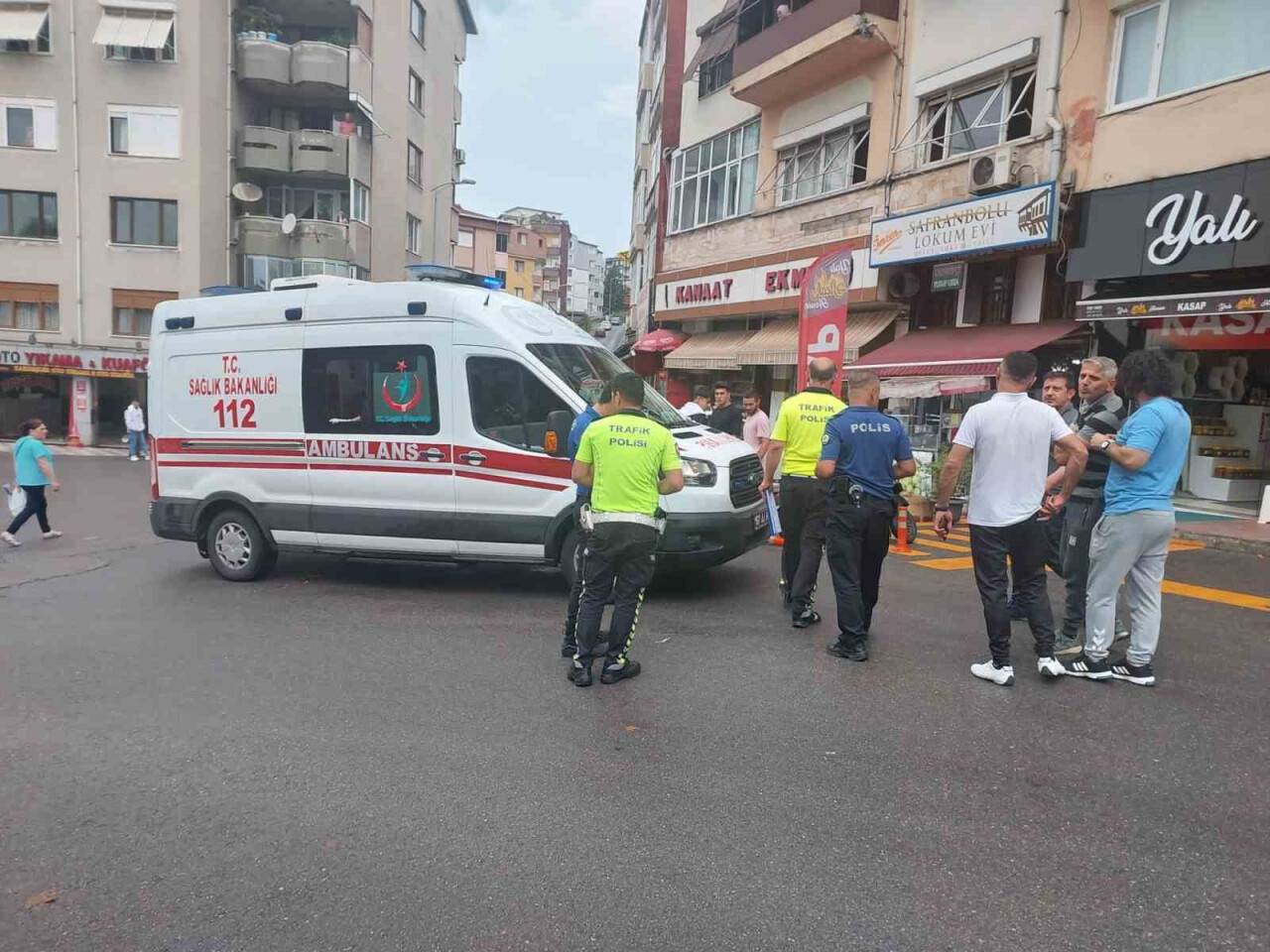 Otomobile çarpmamak isterken kaza yaptı