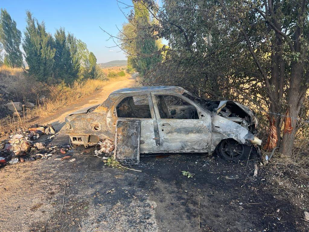 Kaza yapan otomobil alev aldı