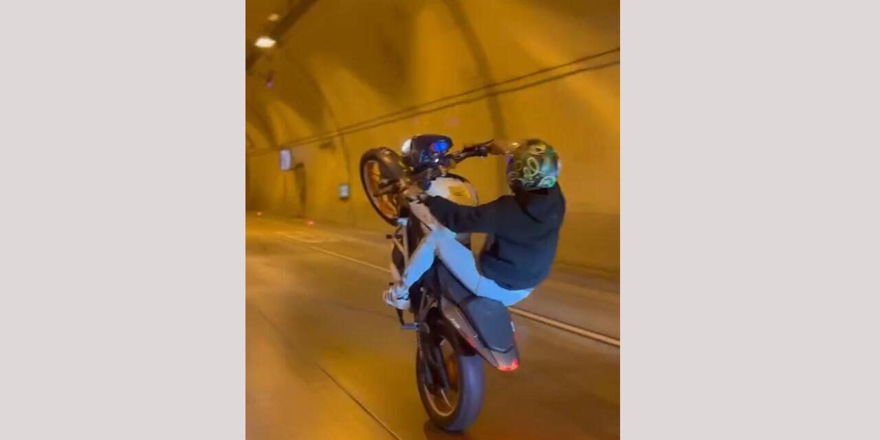 Tünelde motosikletle tek teker gitti!