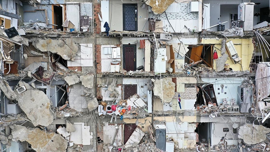 Depremde 11 kişiye mezar olan apartmanla ilgili 4 sanığa dava