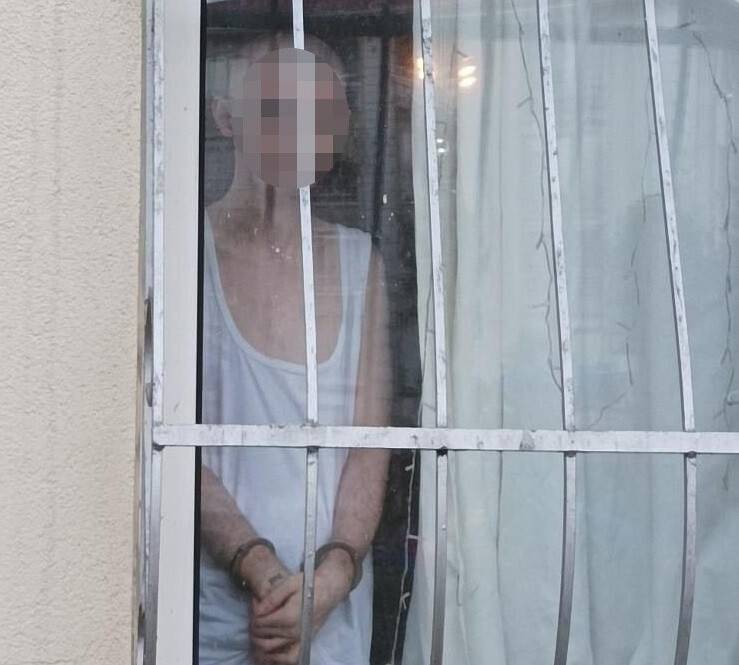 Engelli oğlunun ellerini kelepçeledi