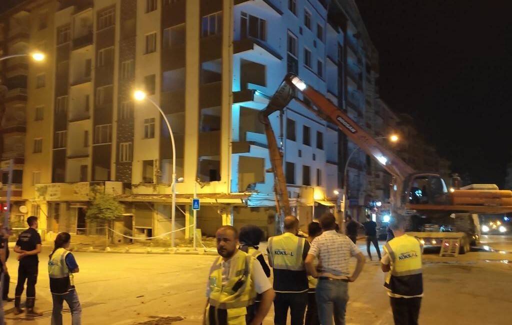 Ağır hasarlı bina kontrollü bir şekilde yıkıldı