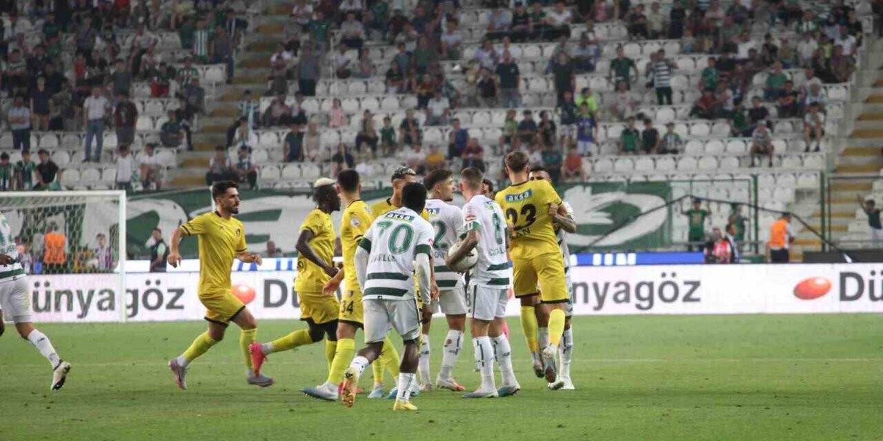 Konyaspor- İstanbulspor maçında gerginlik! Kırmızı kartlar peş peşe
