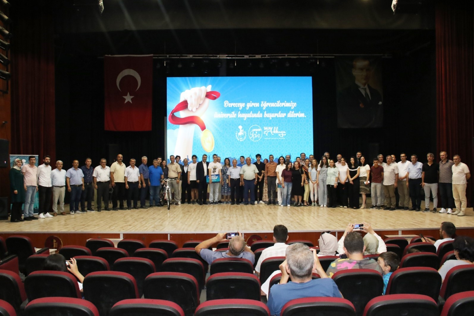 Akşehir'in başarılı öğrencileri ödüllendirdi