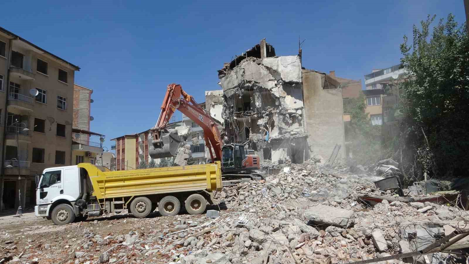 1 günde üç depremle sarsılan şehirde ağır hasarlı binaların yıkımlarına hız verildi