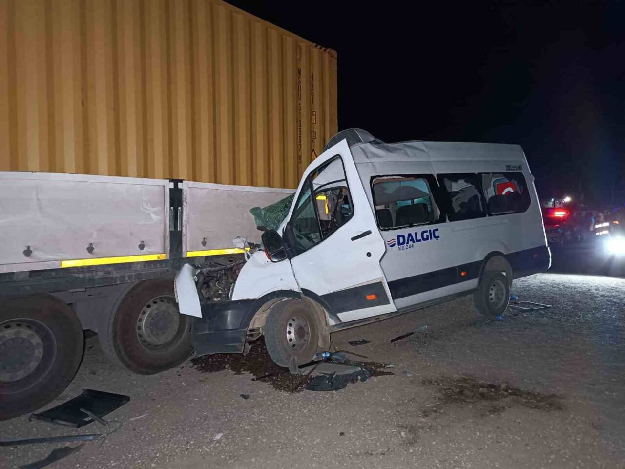 İşçi servisi tıra saplandı