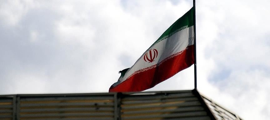 Hürmüz Boğazı'ndan geçen gemilere "İran kara sularından uzak durun" uyarısı