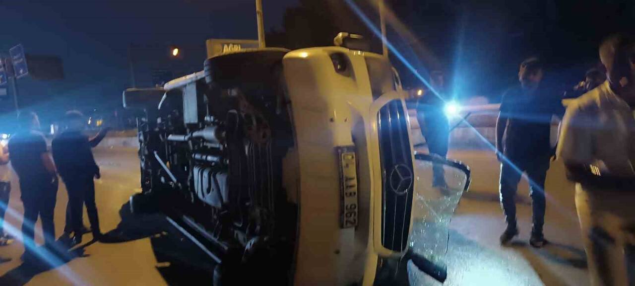 Ağrı’da iki araç çarpıştı: 1 ölü, çok sayıda yaralı