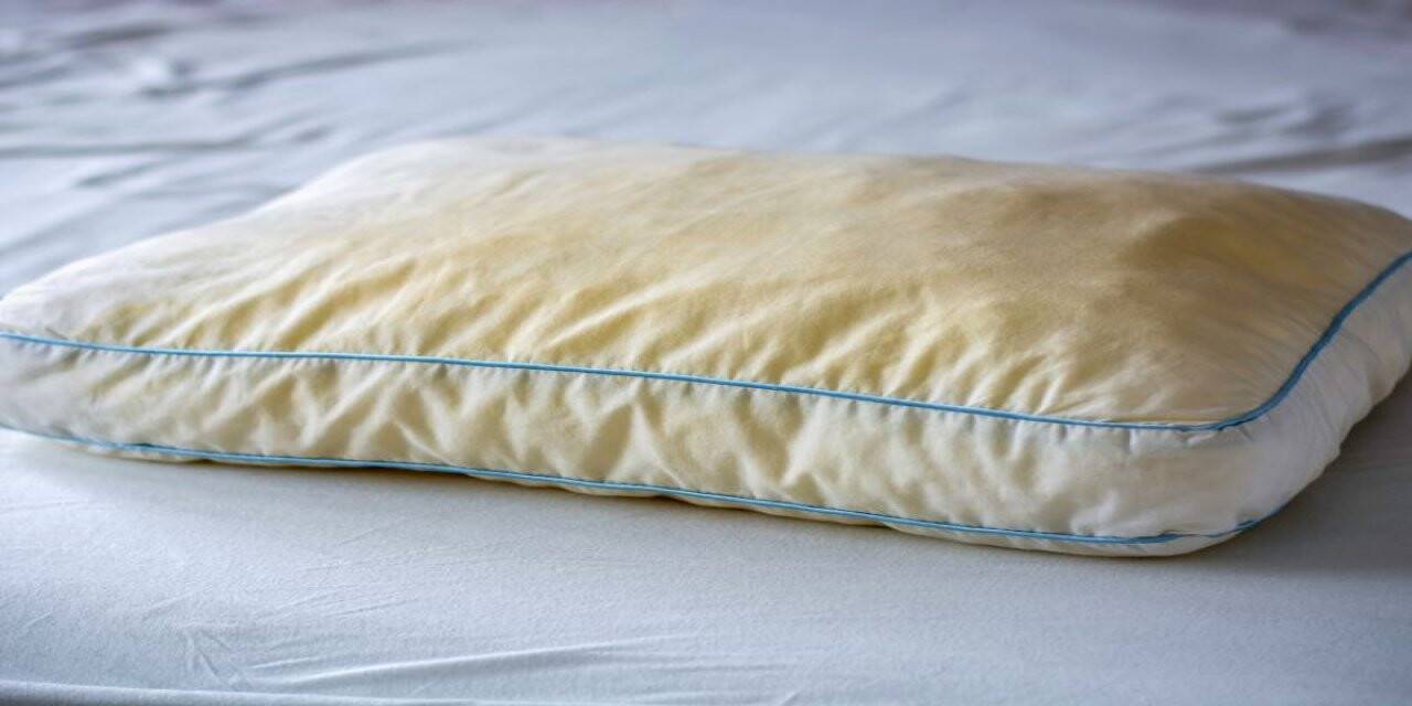 Yastıklarınızdaki sarı lekeler çıkmıyor mu? Sarı lekelerden kurtulmak için otellerin kullandığı teknikler