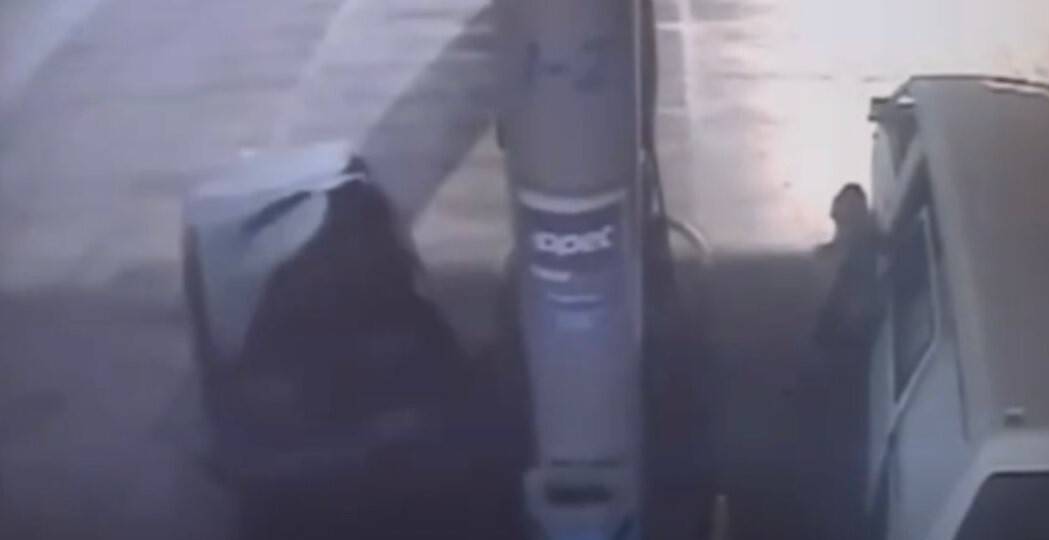 Akaryakıt istasyonunda drift atan araç yakıt pompasına çarptı