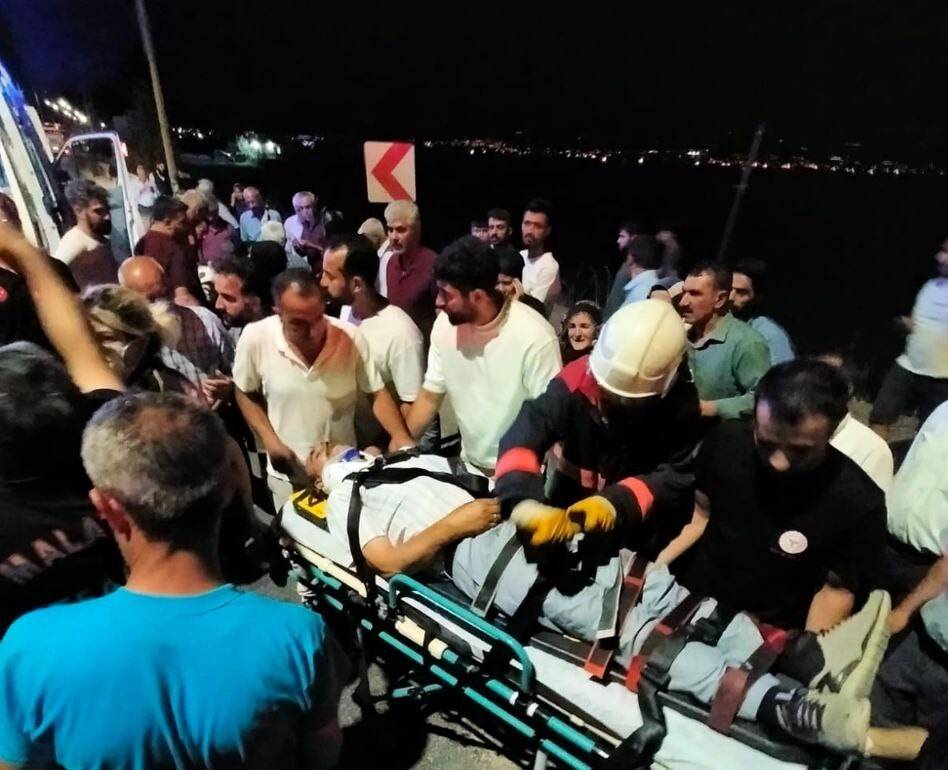 Yolcu obüsü ile hafif ticari araç çarpıştı