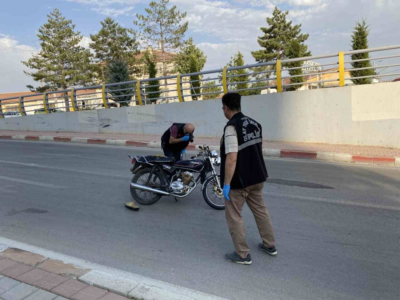 Motosiklet aydınlatma direğine çarptı