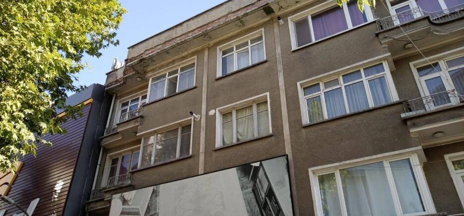 Babası beton parçalarına siper olmuştu ama yetmedi