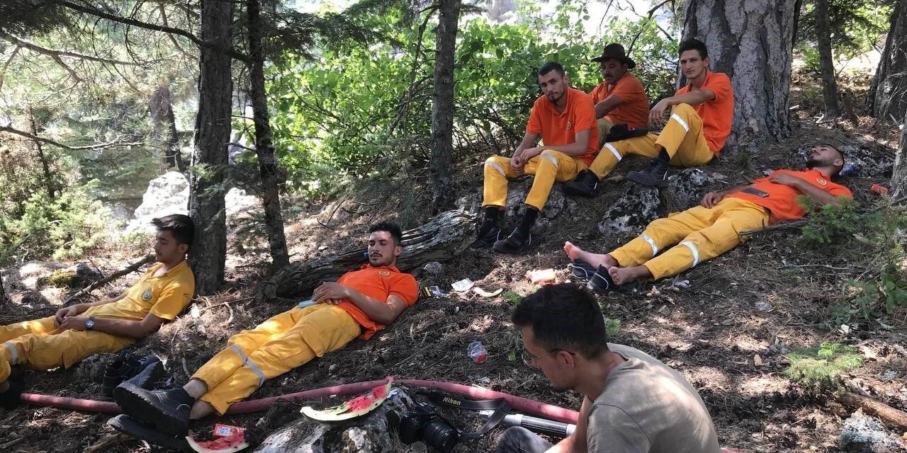 22 saattir çalışan işçilerin yangını söndürme mutluluğu