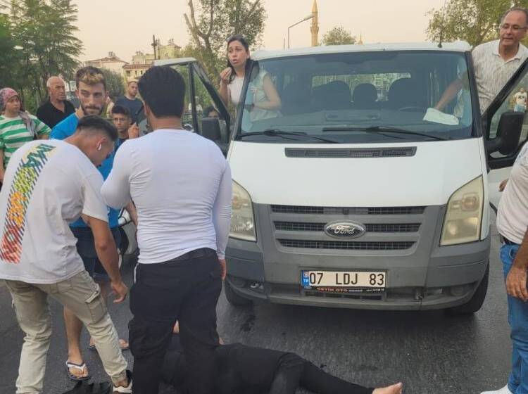 Çarptığı yayaya yol verdiği için hakaret edip kaçtı