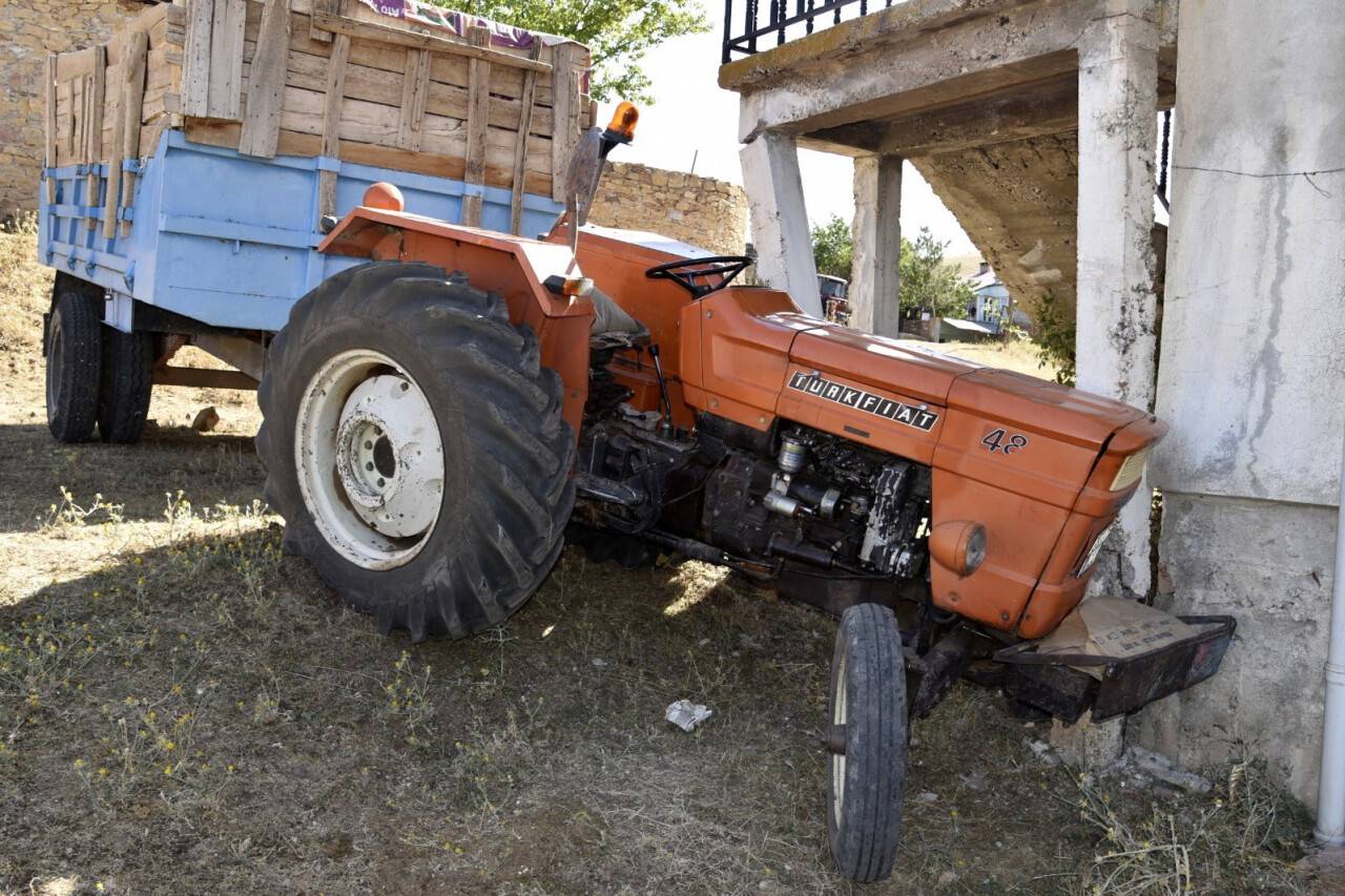 Yakıt doldurduğu traktörün altında kalarak can verdi