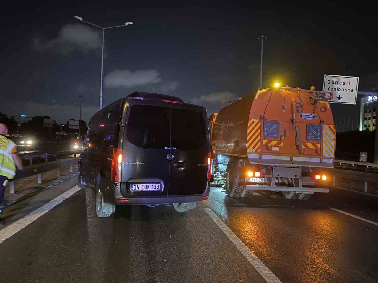 Kaza yaptıktan sonra aracından inen sürücü canından oldu