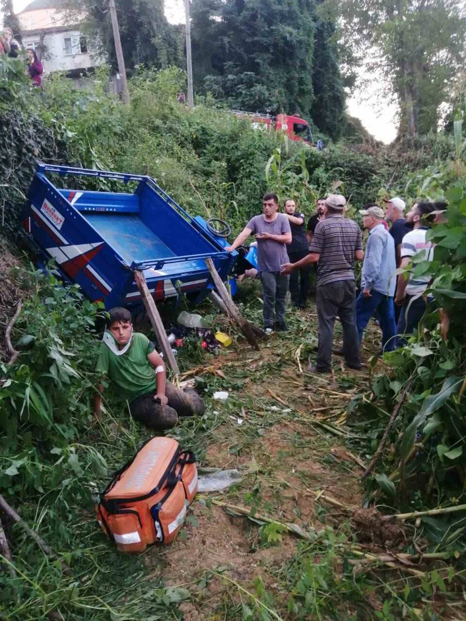 Tarım işçilerini taşıyan patpat bahçeye uçtu