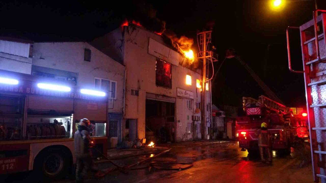 Ahşap kapı fabrikasında korkutan yangın