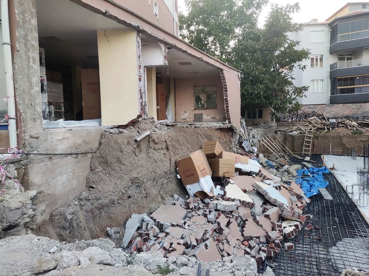 Kulu'da temel kazısı sırasında apartmanın depo duvarı çöktü
