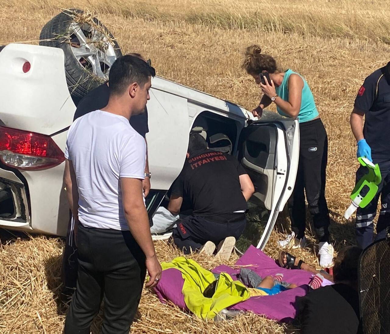 Takla atarak tarlaya devrildi: 4 yaralı