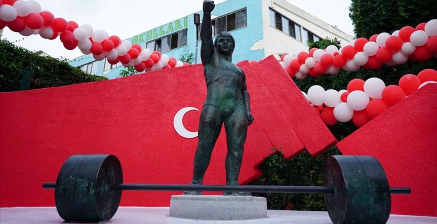 Kartal'da Naim Süleymanoğlu'nun isminin verildiği parka, heykeli konuldu