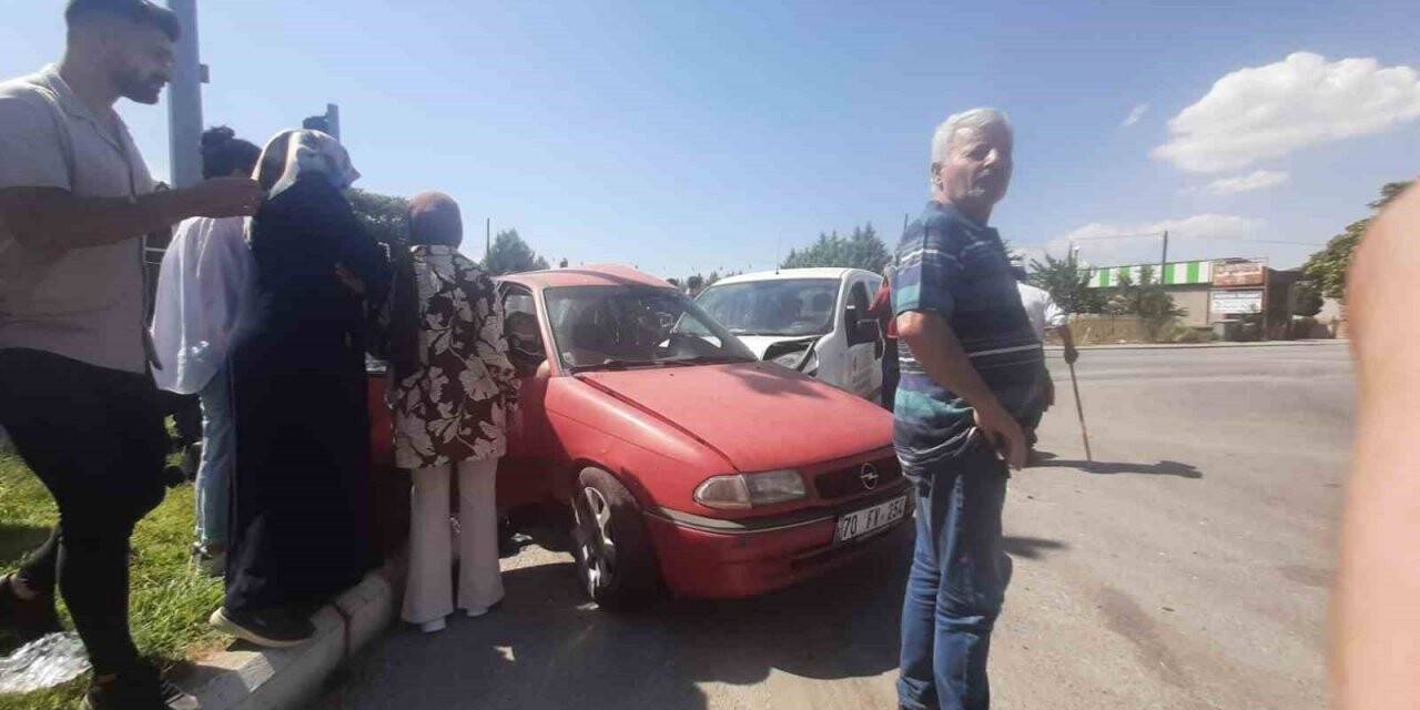 Konya’da otomobille hafif ticari araç kavşakta çarpıştı: 3 yaralı