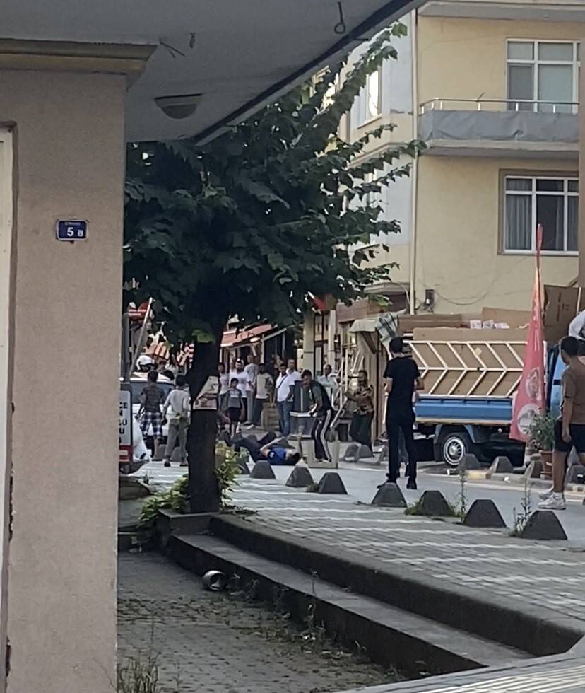 Zabıta karton toplayıcılarını uyarınca kavga büyüdü