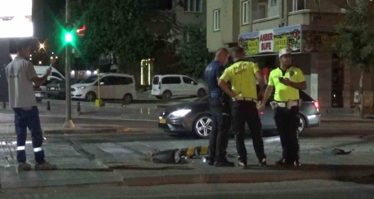 Motosiklete çarpmamak için manevra yapıp yayaya çarptı