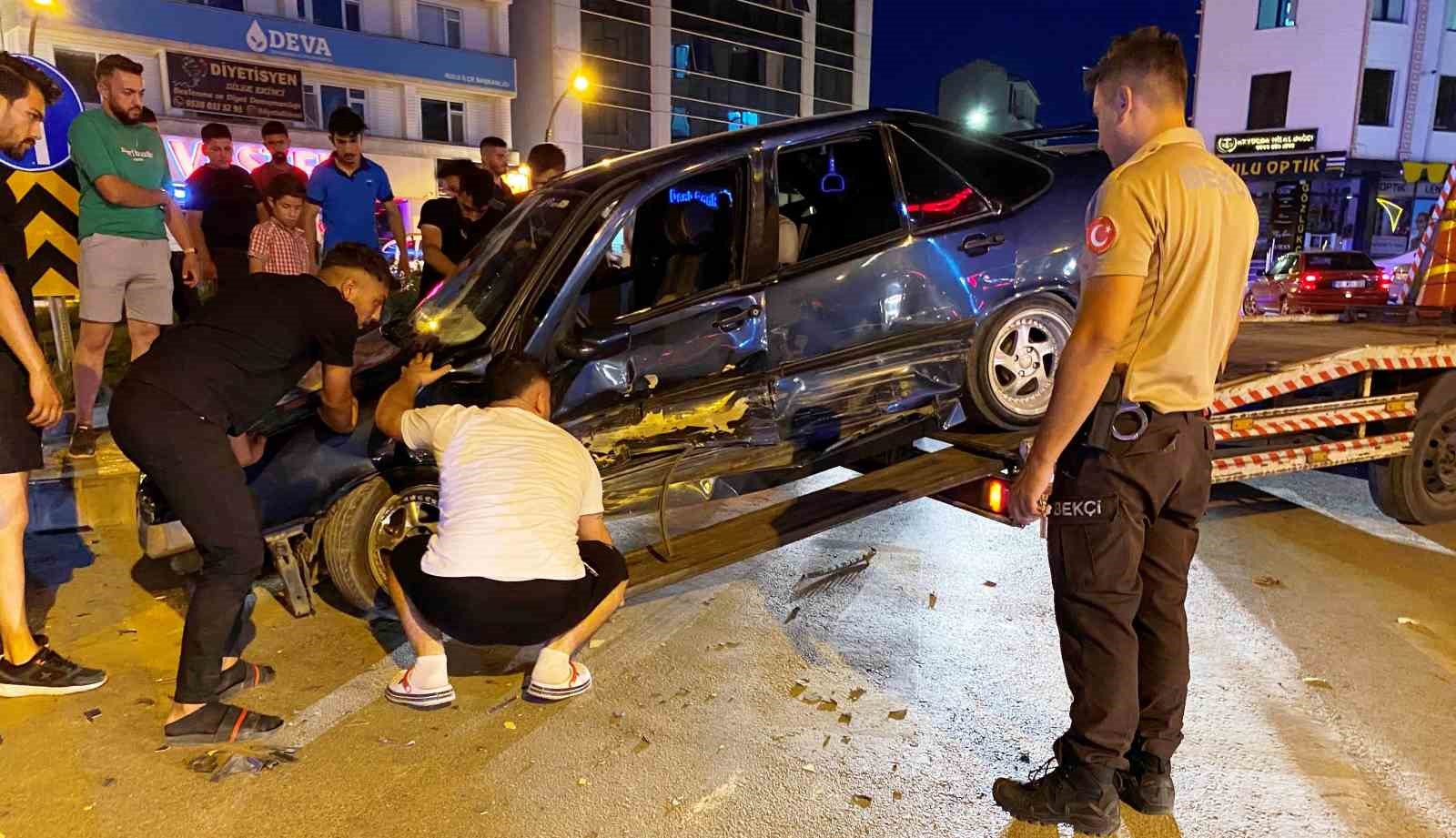 Konya'da  kavşakta otomobiller çarpıştı: 2 yaralı