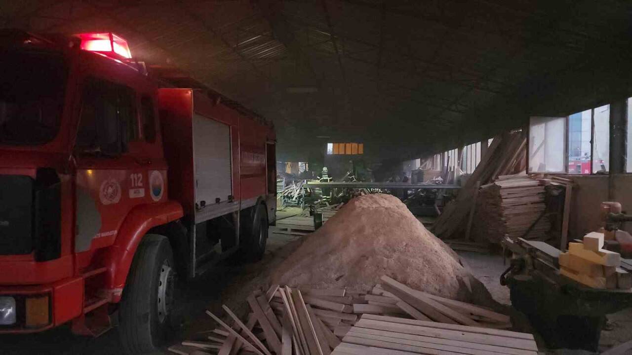 Kereste fabrikasında yangın çıktı