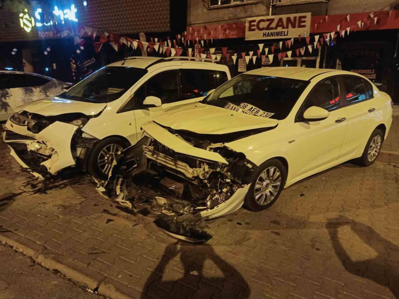 Park halindeki otomobillere çarpıp yan yattı