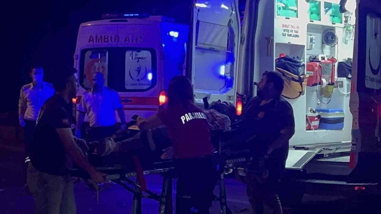 Trafik ışıklarında bekleyen araçlara daldı